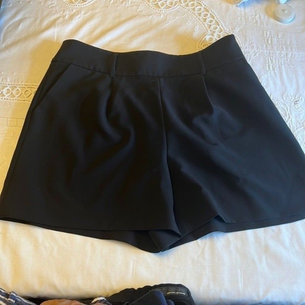 EUC The 5” short with pockets and side zip. Pleated front. Size 14